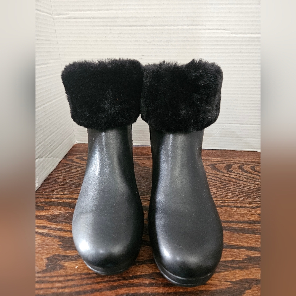 DKNY NWOT Shiny exposed zippers/faux-fur cuffs bring smart style (Bin11)